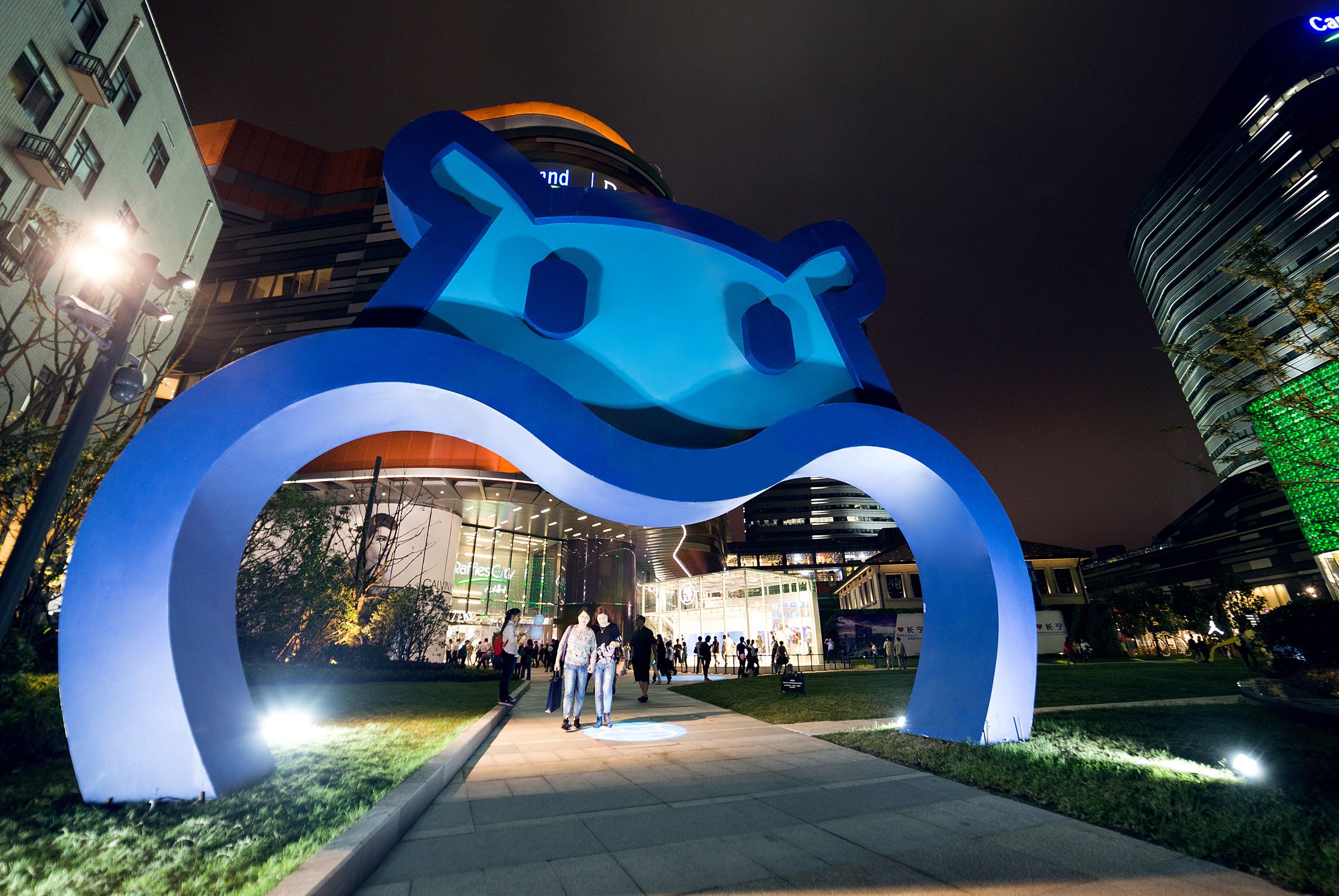 据介绍,与目前的所有购物中心不同,盒马里是通过数