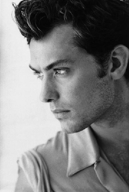 颜值巅峰期的裘德洛曾被评为世界上最性感的男人