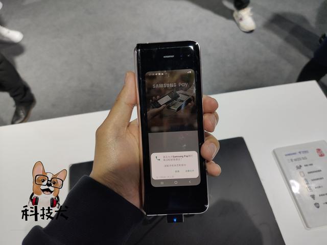 心系天下三星w205g折叠屏手机正式发布