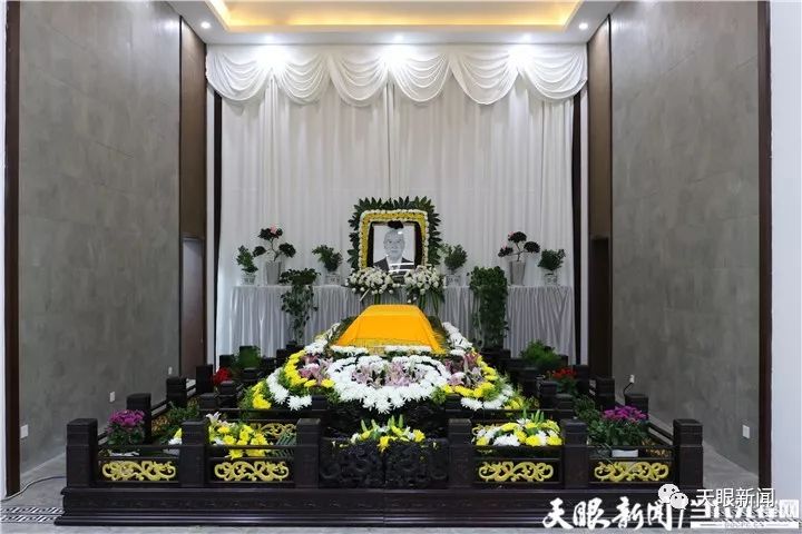"送别王文华同志"的追悼会正在进行,吊唁厅内,庄严肃穆,哀乐低回,灵堂