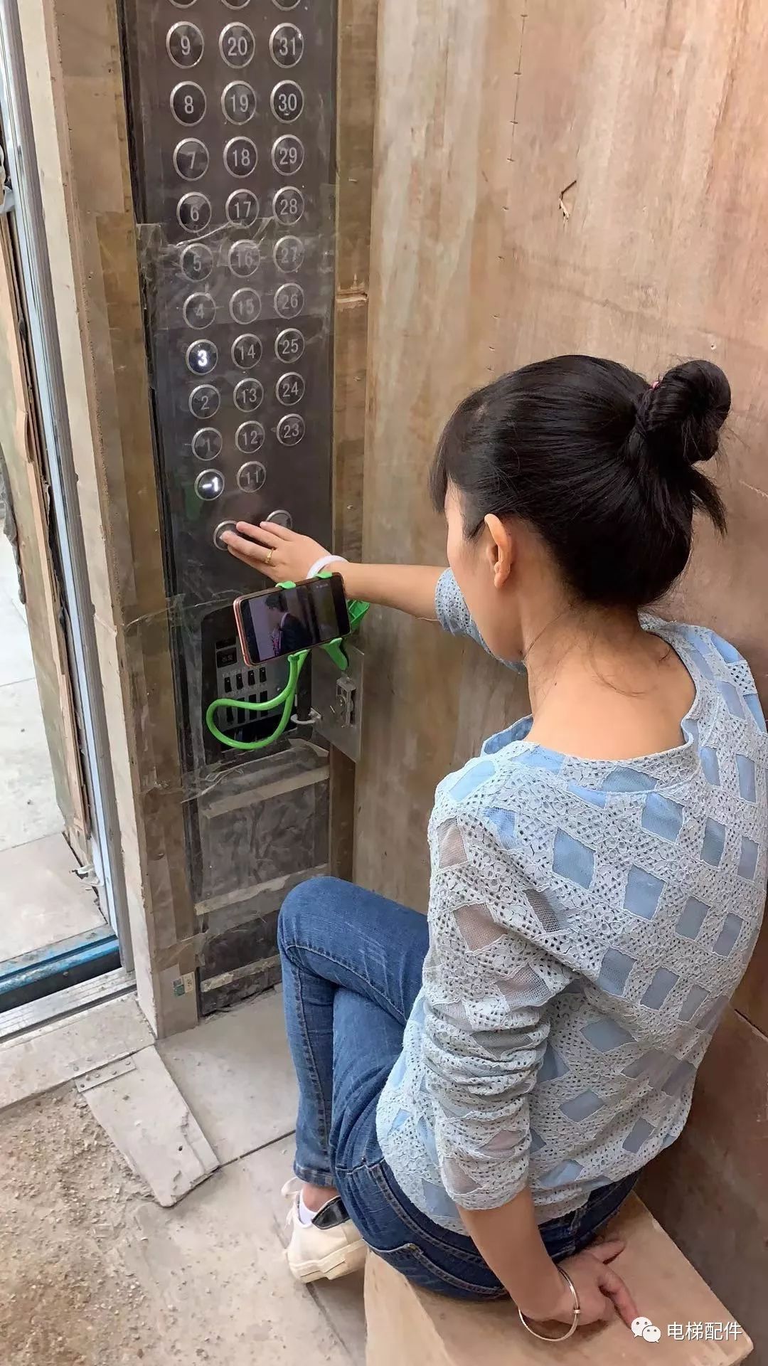 三代同堂,这些都见过的电梯人已经老了!_开关