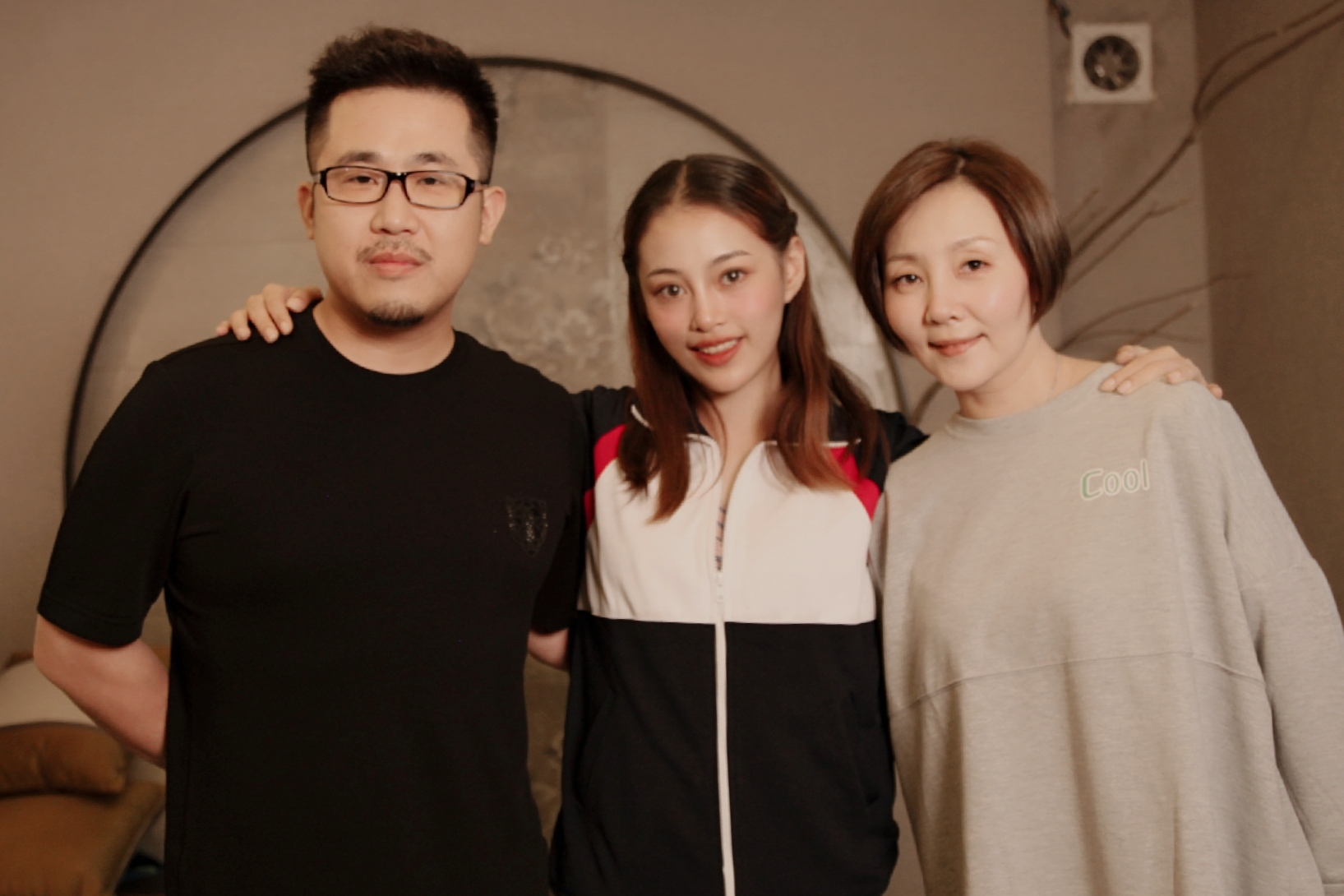 期待 刘苏杜哥倾情加盟添风采11月18日凌晨,由导演亮子执导,演员胜仔