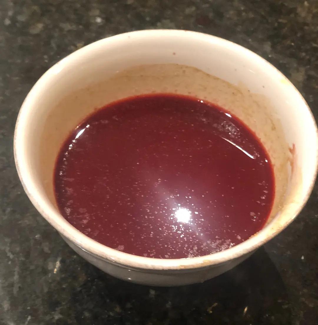 用勺子将泡软的红曲米压碎,然后过滤出来,汁水留下,米渣扔了就好.