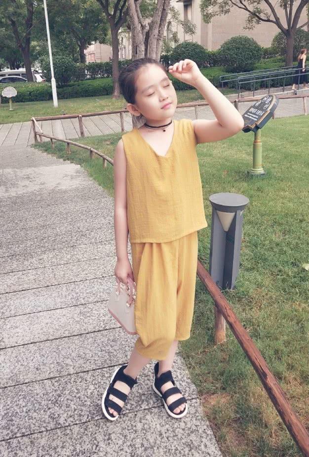 孙怡女儿乐童突然就长大10岁浑身只穿件t恤出门腿特长