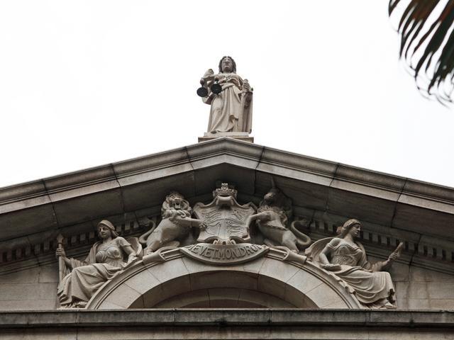 在香港终审法院大楼的正门顶上,忒弥斯女神雕像手持天平与宝剑,蒙住