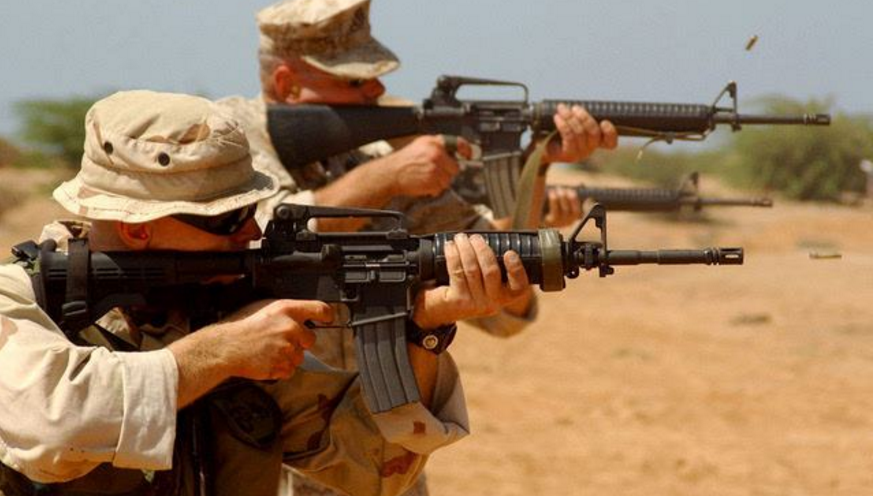 现实中的m16步枪有多猛曾经在吃鸡两度被削弱这个性能和开挂没区别