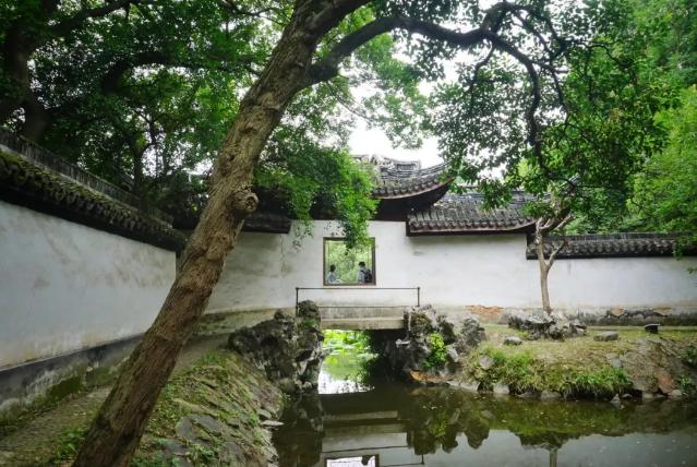 的房子,刘家的银子",其中刘家指的是刘墉,当时清朝国库有7000万银两