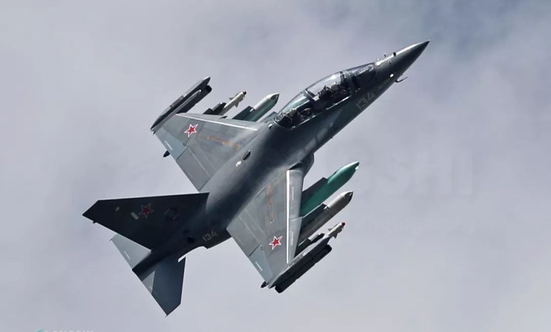 67雅克-130可不只是教练机,带上炮弹变身攻击机,真正一机多用_设计