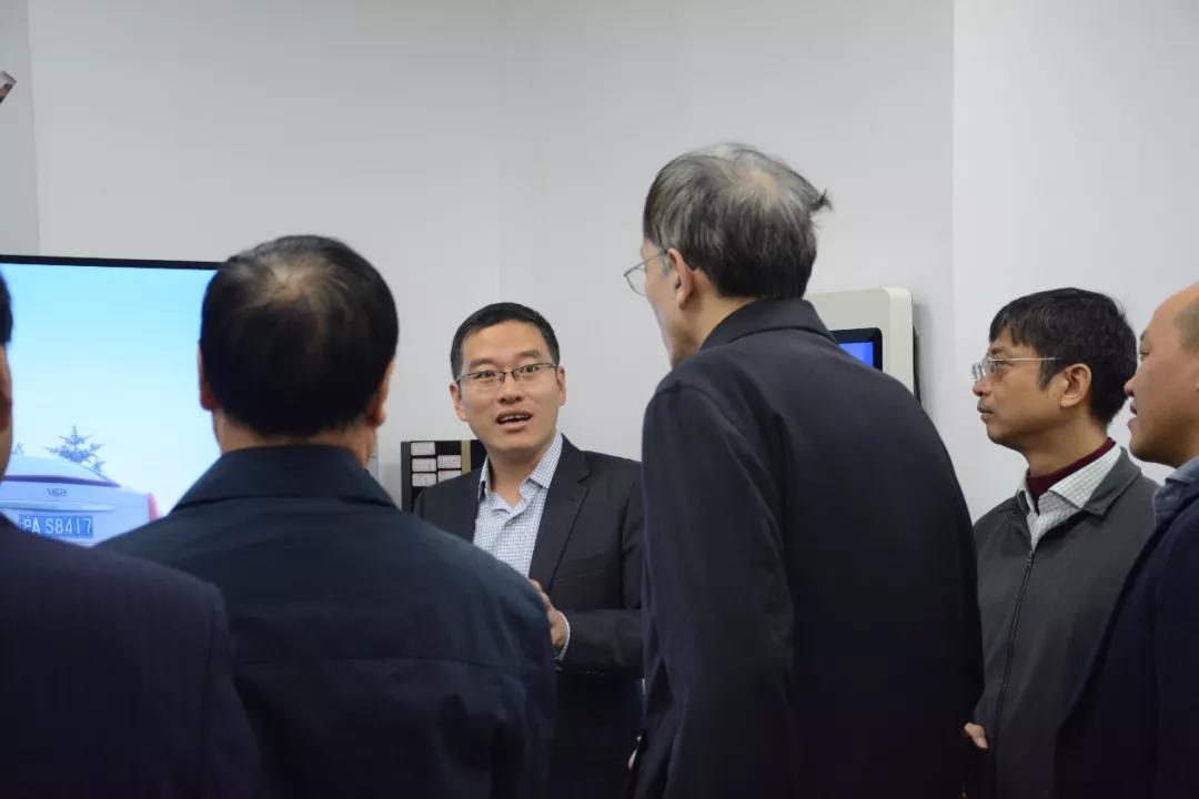 鹿马智能ceo 田同勇tt 向政协领导介绍智慧酒店项目鹿马智能科技成立