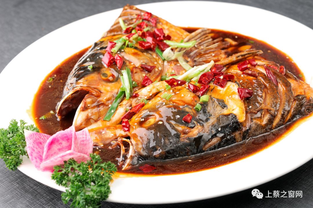 鱼头捞饭优质水源长大的鱼肉质丰满细嫩鱼头鲜美溢于言表,优质鱼头无