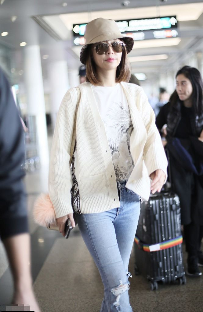 林心如懒理被冷落风波白开衫搭牛仔裤对镜甜笑心情大好