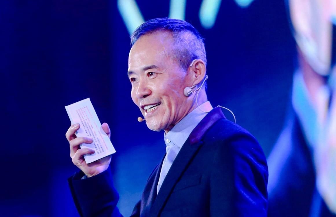 原创68岁王石近照,隐藏了7年的小30岁老婆,原来是我们熟悉的她