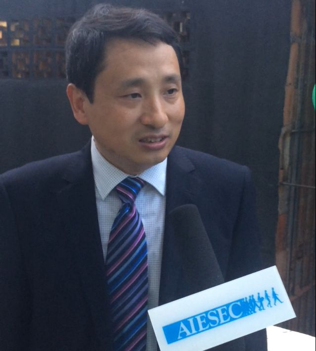 副主任杜斌接受 aiesec 志愿者的采访足球魂千年的传承,是中巴两国