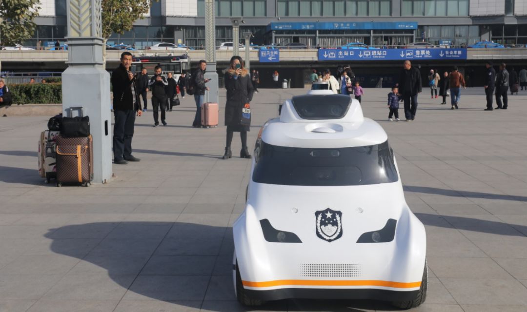 最萌警车全省首辆无人巡逻警车亮相菏泽火车站广场