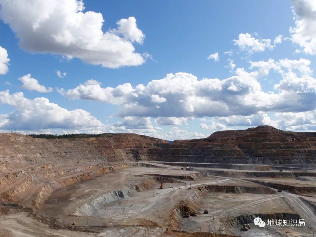 然而其开采成本也成为国家基础设施的沉重负担,用尽了蒙古国一半的