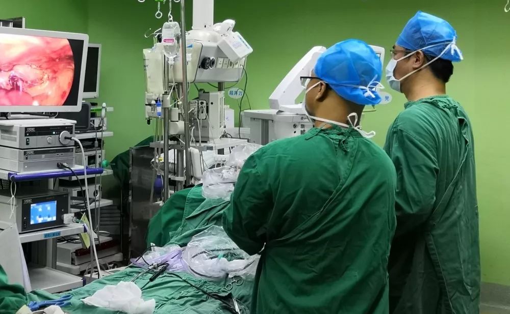 胸腔镜下行食管吻合术手术进行中吴朝波表示,针对此种病例的治疗既往