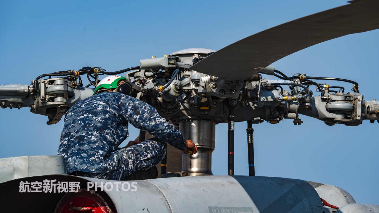 4吨,使用了两台通用电气t700-ge-401涡轴发动机,单台最大功率约1400kw