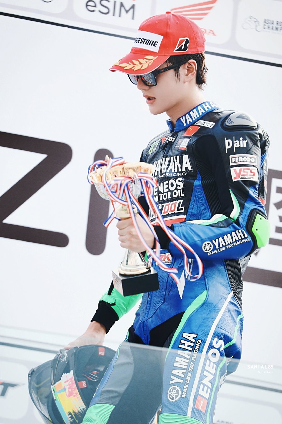 出道五年,王一博是演员,是主持人,还是摩托赛车手,能拍戏能跳舞能唱歌