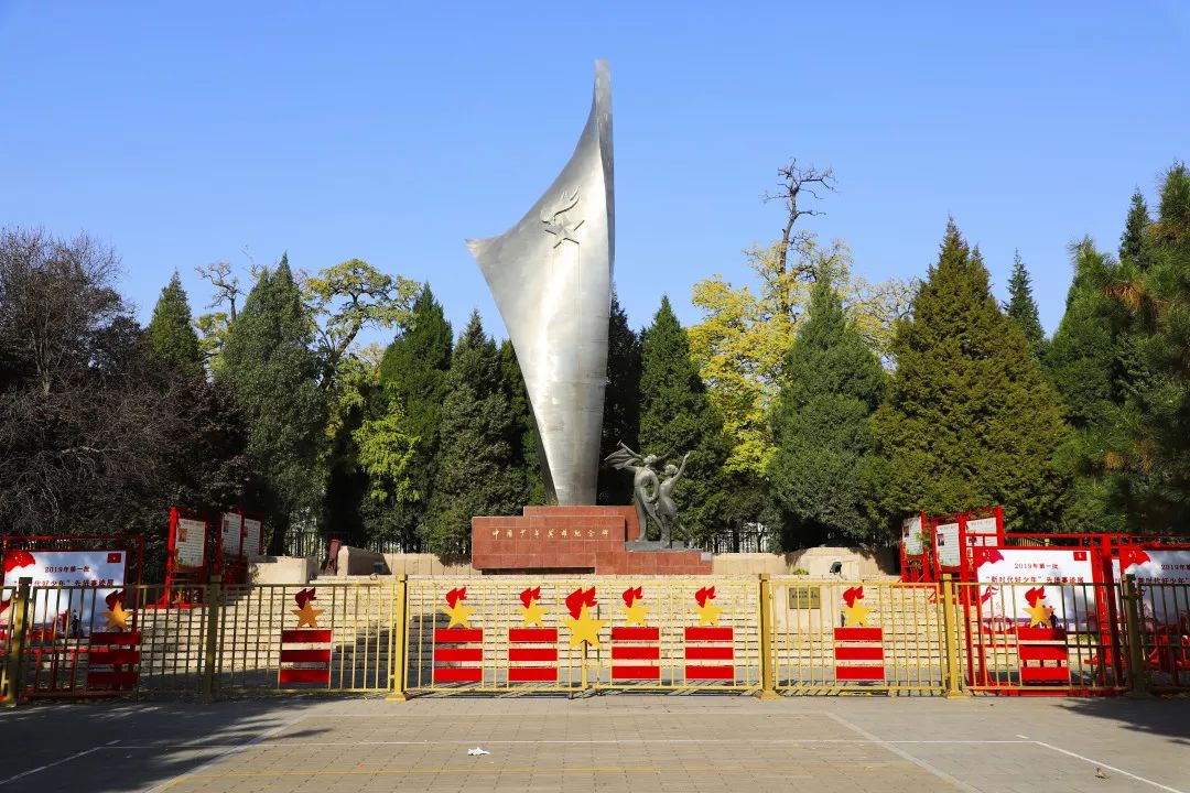 红色旅游参观中国少年英雄纪念碑缅怀那段可歌可泣的岁月历史