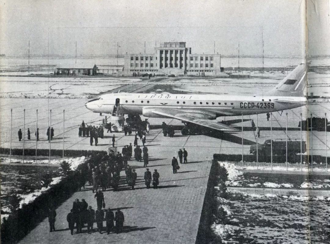 共计17架从南苑机场起飞受阅的新中国空军编队1949年的中华人民共和国