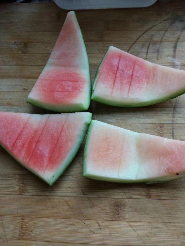 西瓜皮别扔了,这样做成一道下饭菜,好吃不浪费,味道出奇的好