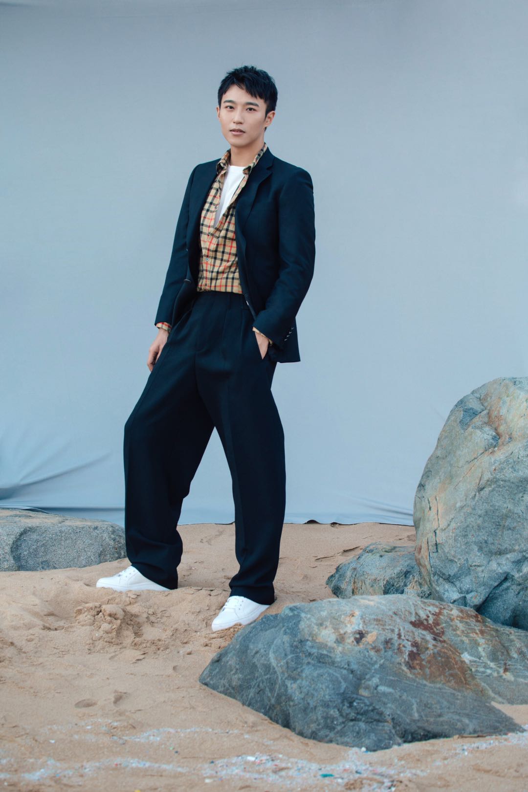 王森亮相金鸡奖开幕式晚会献唱星辰大海