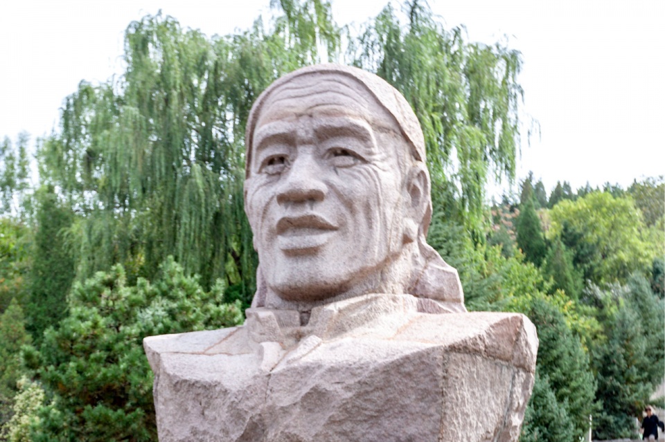"战天斗地"的大寨人50年后却在山头建起一座庙