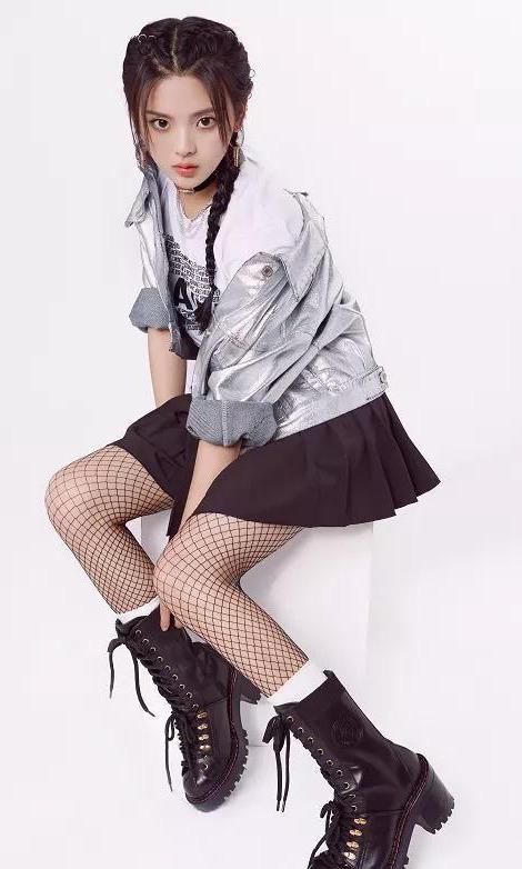 原创杨超越舞台新造型首次穿上渔网袜众粉丝惊艳