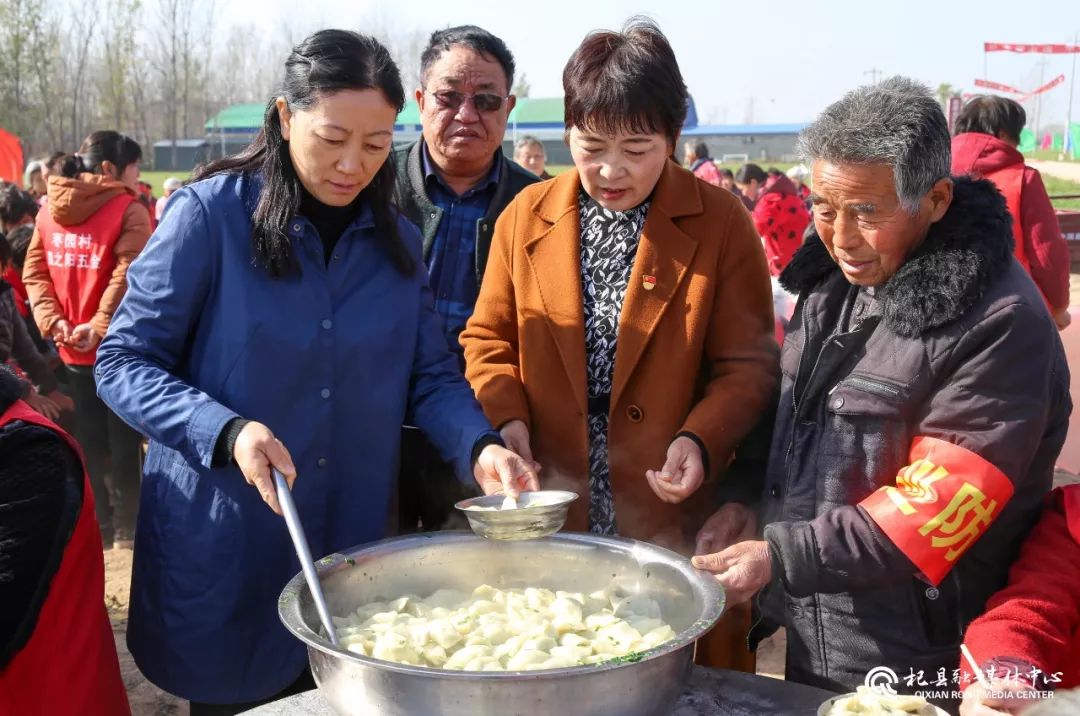 杞县柿园乡枣园村男女老少欢聚一堂