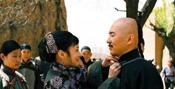 1998年毕业后到北京电影制片厂工作,被琼瑶选中主演《苍天有泪》,被