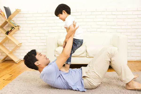 日本男人争当育儿奶爸男人带孩子到底靠不靠谱