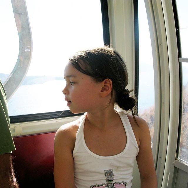 邓文迪母爱爆棚!发照庆祝大女儿18岁生日,当年大肚孕照罕见曝光