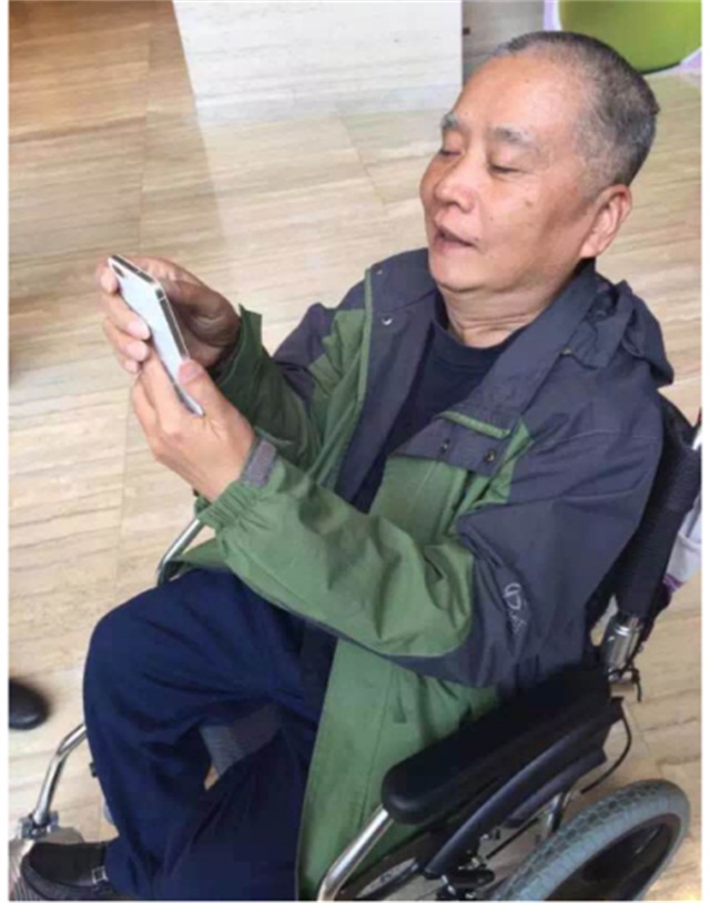 最美公益夫妻她推着轮椅上的爱人坚持公益20余年