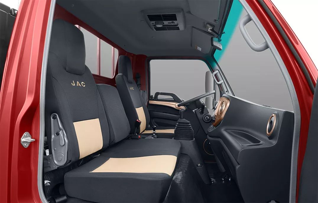 品质再升级,荣耀归属"城配钢铁侠"——康铃j5