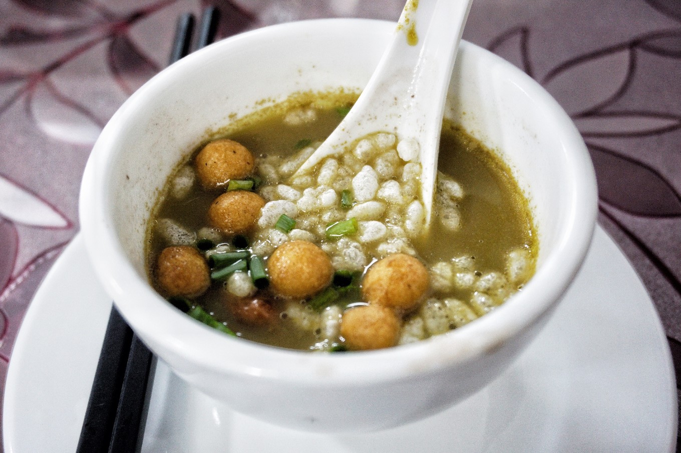 第一口会不习惯,觉得苦苦的,有点像是直接嚼茶叶的味道,加上一些炒米