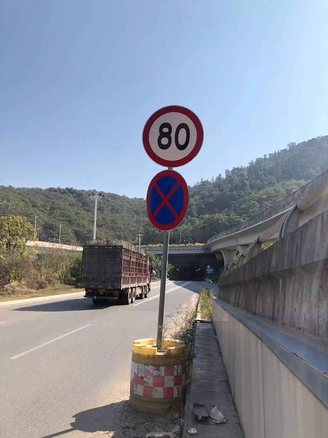 按照法律法规的规定或标志,标线的指示安全行驶;三明至沙县快速通道的