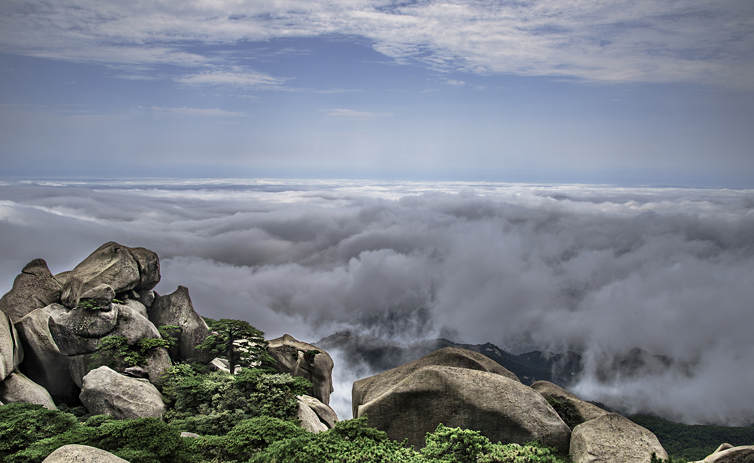 青龙峰,人称"青龙背",峰顶之青苍石冈,狭长陡险,似青龙卧伏;峰之西巅