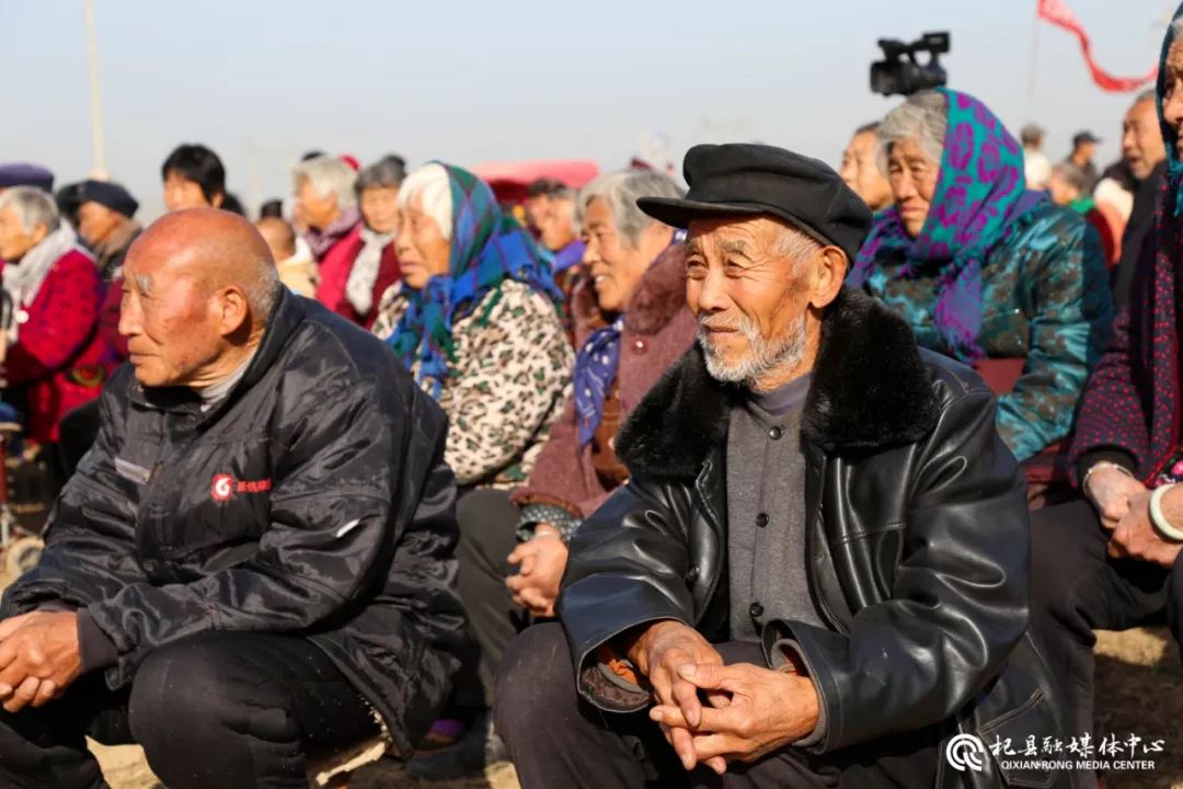 杞县柿园乡枣园村男女老少欢聚一堂