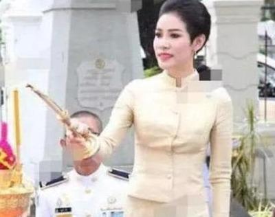 34岁的诗妮娜虽然与67岁的国王年龄悬殊33岁,但看