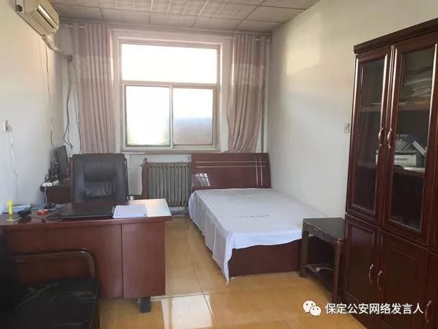 如今的北果园乡派出所所长室内去向牌上仍显示"办公"状态,而他人早已