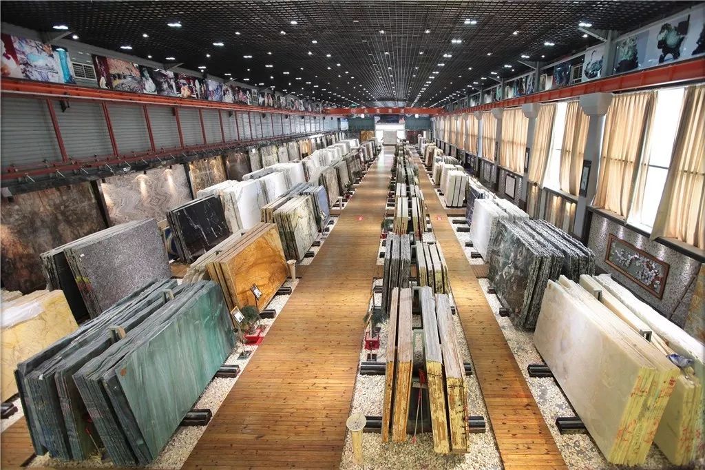 半宝石系列等石材珍品,涌现出英良集团"五号仓库",东星"奢石文创园"