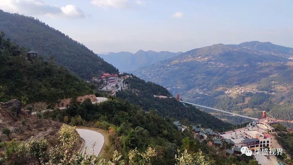 白石巖,位於安溪虎邱湖西村龍蹤山頂峰.