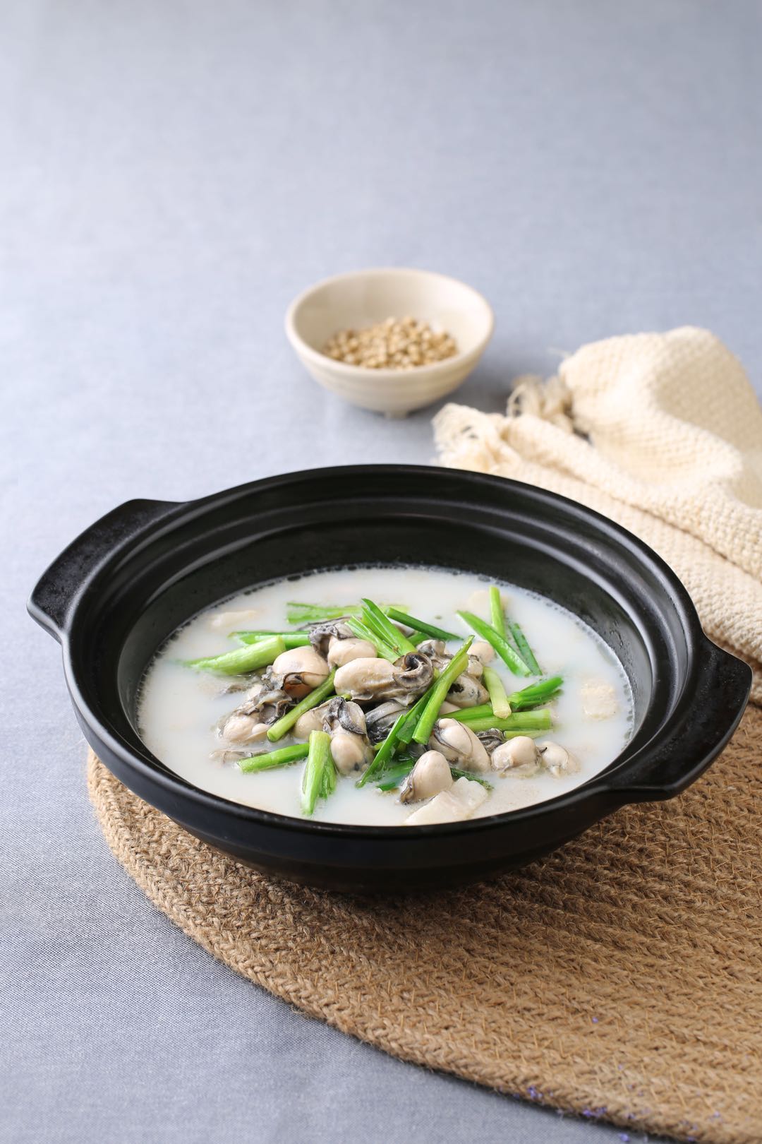 韭菜鲜蚝仔,蚝仔煲的蚝完全不吝啬,添加了稍肥的猪肉炖汤,中和海鲜的