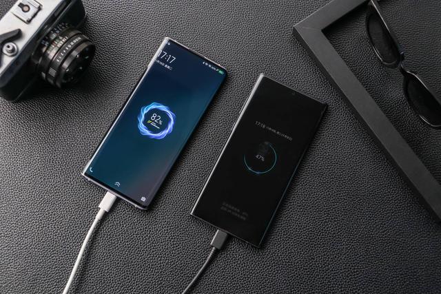 3 5g剩余电量为41%,而三星note10  5g剩余电量则为22%,续航方面电池更