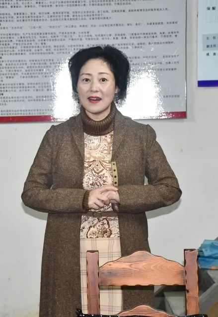 会客厅成员,著名越剧演员王桂萍现场指导村嫂唱越剧.