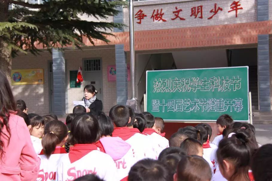 一起看看乡村学校少年宫梨园镇中心小学"乡村学校少年宫"于2012年11月