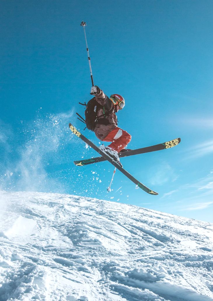 去国外滑雪的年轻人,想把脚下的雪板变成一张社交名片