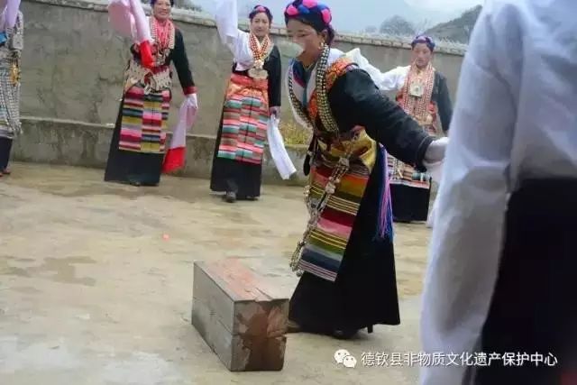 德钦县羊拉乡弦子歌舞艺人省级非遗传承人鲁茸拉木