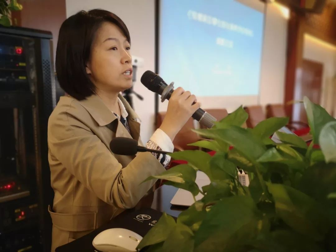首先是钱塘新区的特级教师李霞老师带来的教科研专题讲座——《钱塘