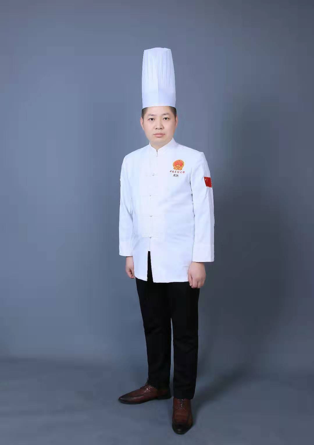 周凯大师: 河南信阳市人,师承国宴师门田伟大师,受教于河南二合馆创始